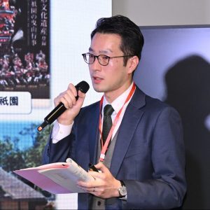 講師